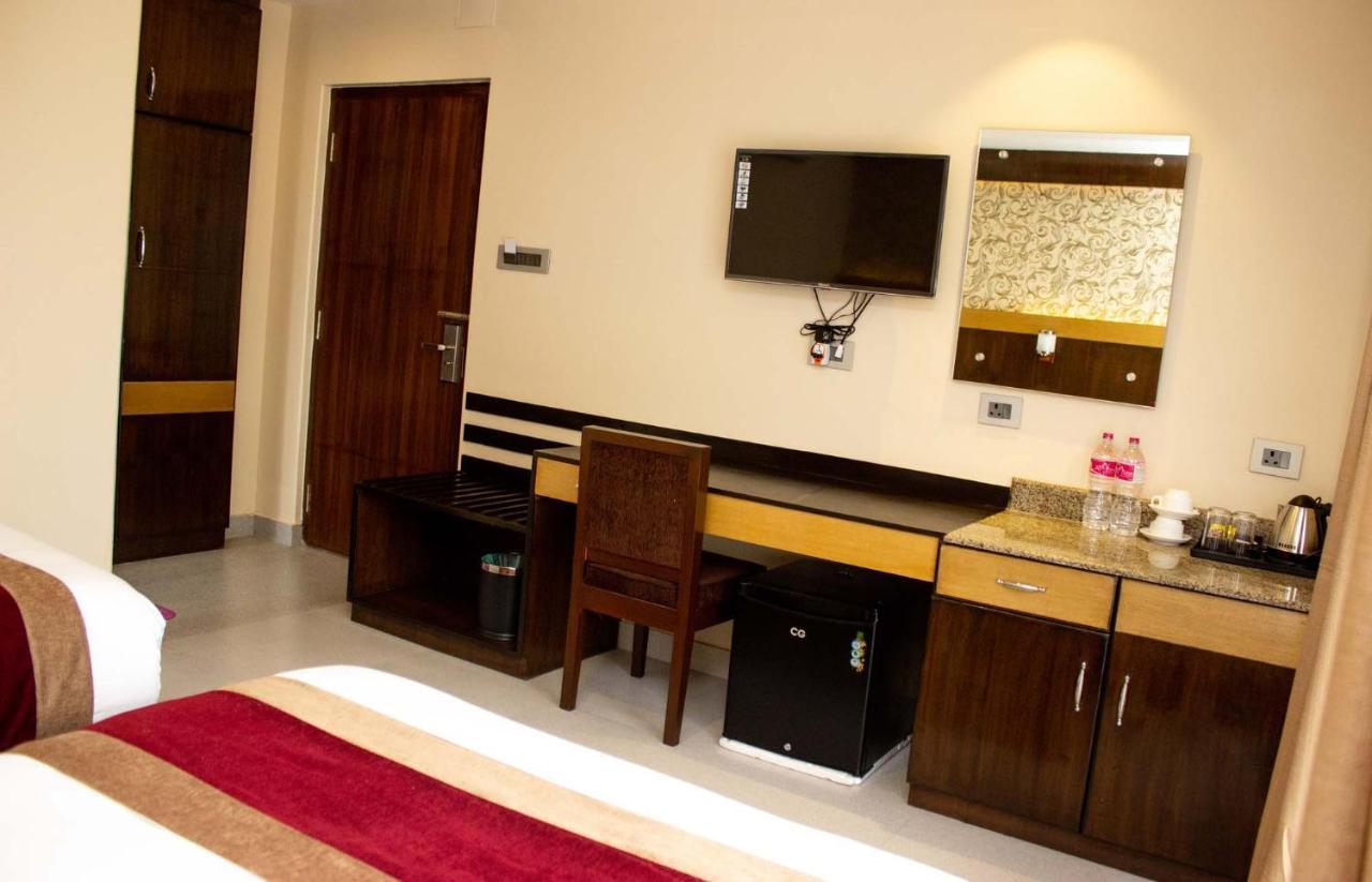 פוקהרה Hotel Silverline מראה חיצוני תמונה