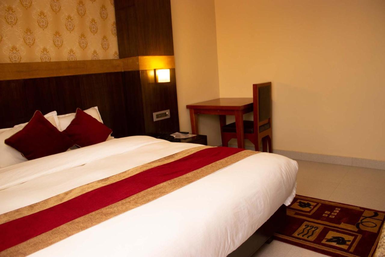 פוקהרה Hotel Silverline מראה חיצוני תמונה